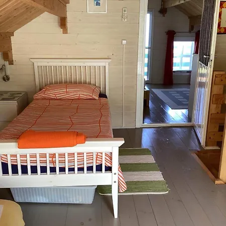 بيت للعطل The Cabin, *