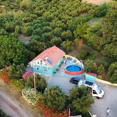 بيت للعطل The Cabin, *