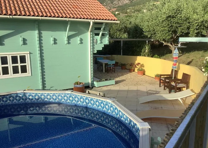 The Cabin, Dom wakacyjny Kyparissia