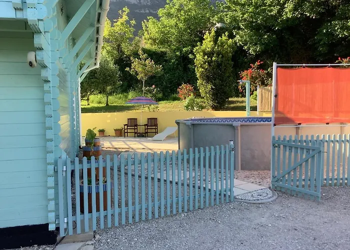 The Cabin, Dom wakacyjny